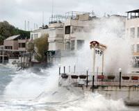 Bodrum ve Antalya'da su bask�n�