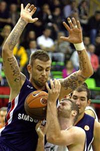 Efes Pilsen: 77 - Unicaja Malaga: 79