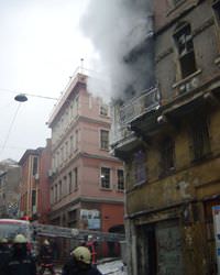 Karak�y'de yang�n pani�i