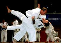 Judo elbiselerini giyen Putin tuttu�unu devirdi