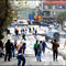 �n saflarda maskeli ve ta�l� �ocuklar