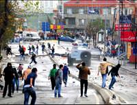 �n saflarda maskeli ve ta�l� �ocuklar