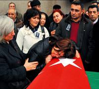 Deniz Yarbay Tatar s�rlar�yla �l�me gitti
