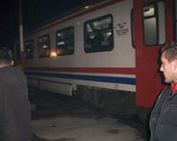 Yolcu treni raydan ��kt�