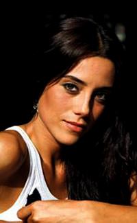 En k�t�s� Cansu Dere