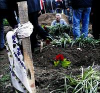 �lk e�ini yitirdi�i tarihte ailesiyle birlikte �ld�