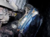 Raylara u�an araca tren �arpt�