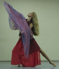 Perdeler Medea ile a��l�yor