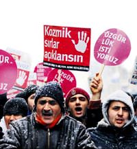 Kar alt�nda darbe kar��t� y�r�y��