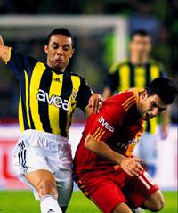 Fenerbah�e-Galatasaray oynarken ekonomi duruyor