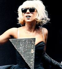 Gaga'y� oyuncak ettiler