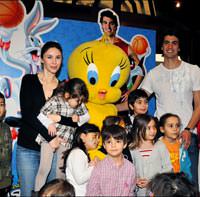 �ocuklar Bugs Bunny ile co�tu