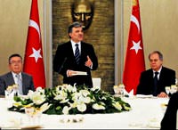 G�l: �niversiteler siyasi meselelerle ilgilenmeli