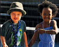 Jolie ve Pitt'in �ocuklar� �imdiden l�ks tutkunu
