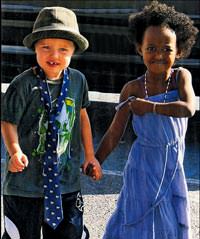 Jolie ve Pitt'in �ocuklar� �imdiden l�ks tutkunu!