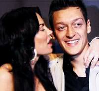 �zil evli sevgilisiyle ilk kez g�r�nt�lendi
