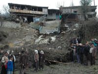 Heyelan evleri bo�altt�