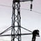 Sokakta oynarken elektrik ak�m�na kap�ld�