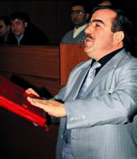 Kuran-� Kerim'e el bas�p konu�tu, se�im kazand�
