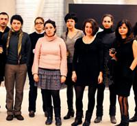 Her biri ayr� telden �al�yor