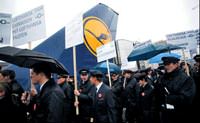 4 bin Lufthansa pilotu greve ��kt�, yolcular peri�an oldu