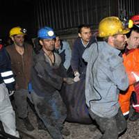 Madenciler son yolculuklar�na u�urland�lar