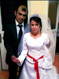 Evlendi�i gece kocas�n� b��aklayarak yaralad�