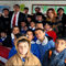��retmen ��renci el ele verdi karde�lerini giydirdi