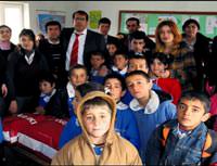 ��retmen ��renci el ele verdi karde�lerini giydirdi