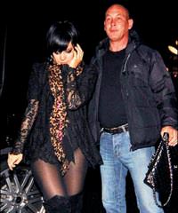 Lilly Allen'a holigan usul� protesto!