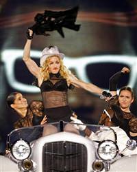 Madonna k�z�yla �ocuk giyimine el at�yor