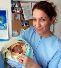 1 haftal�k bebe�i soka�a att�lar