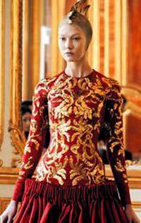 McQueen'in yar�m kalan koleksiyonu podyumda...