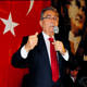 Sehpaya ��k�p 1.5 saat konu�ma yapt�