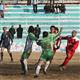 Futbolcu seyircilere sald�rd�!
