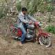 Tarlas�n� motosikletle s�r�yor