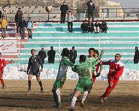 Futbolcu seyircilere sald�rd�!