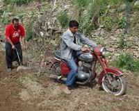 Tarlas�n� motosikletle s�r�yor