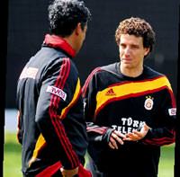 Rijkaard: Forvete yard�m et Elano