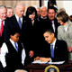 Obama sa�l�k reformunu 20 ayr� kalemle imzalad�