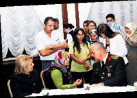 Bayan Ba�bu�, �ehit e�lerini evinde a��rlad�