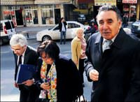 Erken geldi, yine de gazetecileri atlatamad�