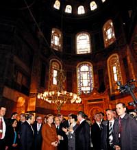 �stanbul turuna camiyle ba�lad�, konserle bitirdi