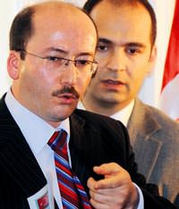 'Siz gelmezseniz biz geliriz' dedi, ev sahibi dize geldi