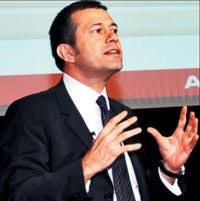 Akbank, Latinlerin ba��n� d�nd�r�yor