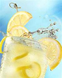 B�brek ta��na kar�� limonata