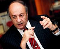 �zilhan, Fitch'e kap�y� g�sterdi