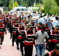 S�n�r ka�ak��l��� iddias�yla 7'si er 32 ki�iye g�zalt�