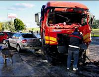 Kamyon dinlenme tesisine girdi: 1 �l� 10 yaral�