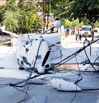 Askeri e�itim u�a�� mahallenin ortas�na d��t�